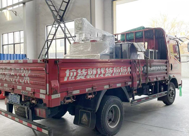 江蘇揚(yáng)州專(zhuān)車(chē)直達(dá)全自動(dòng)加藥裝置一套